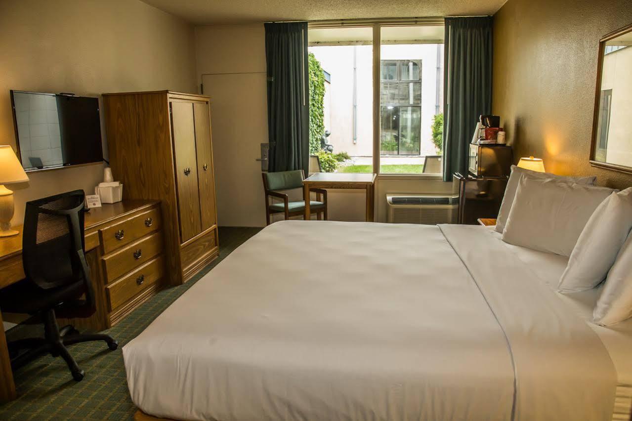Hotel Baymont By Wyndham Fargo Esterno foto