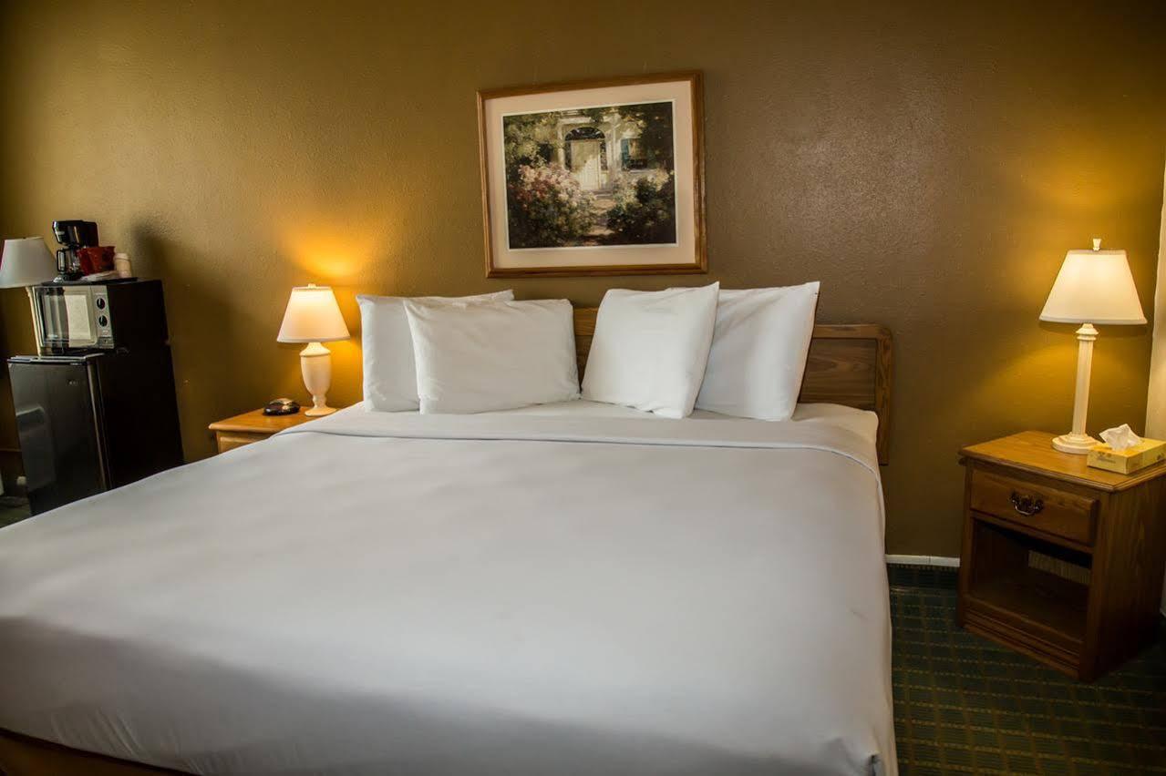 Hotel Baymont By Wyndham Fargo Esterno foto